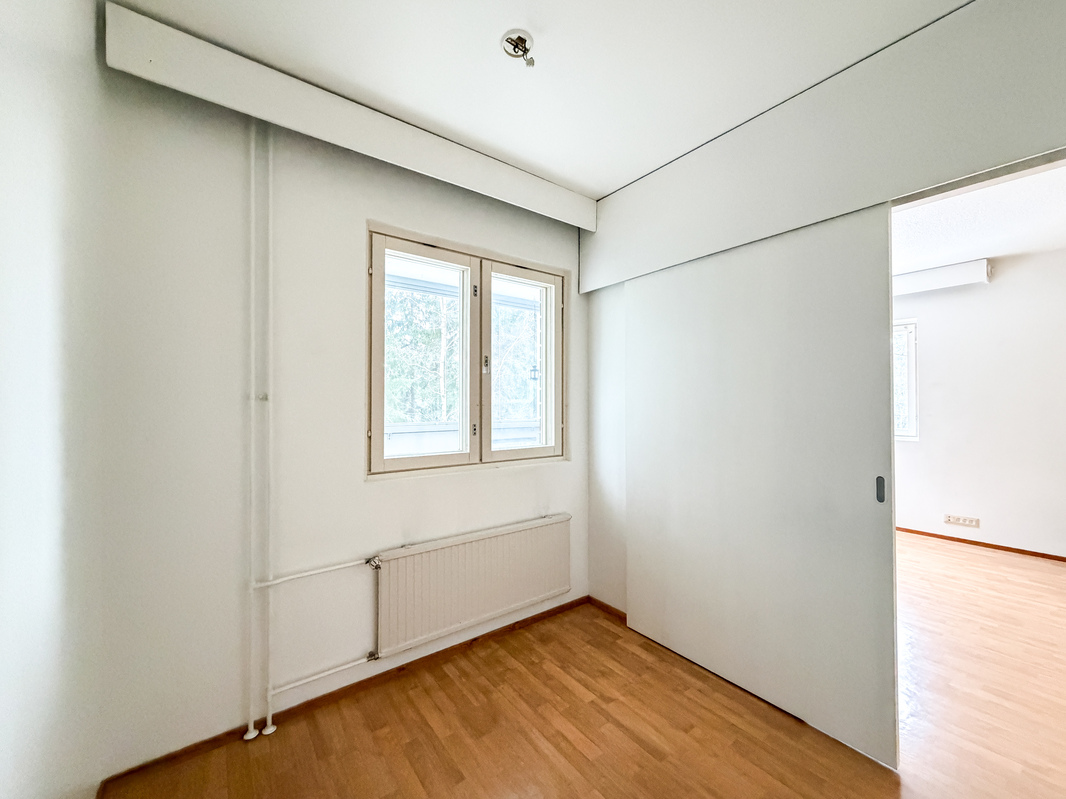 Pieni makuuhuone toimii hyvin joko työhuoneena tai lastenhuoneena