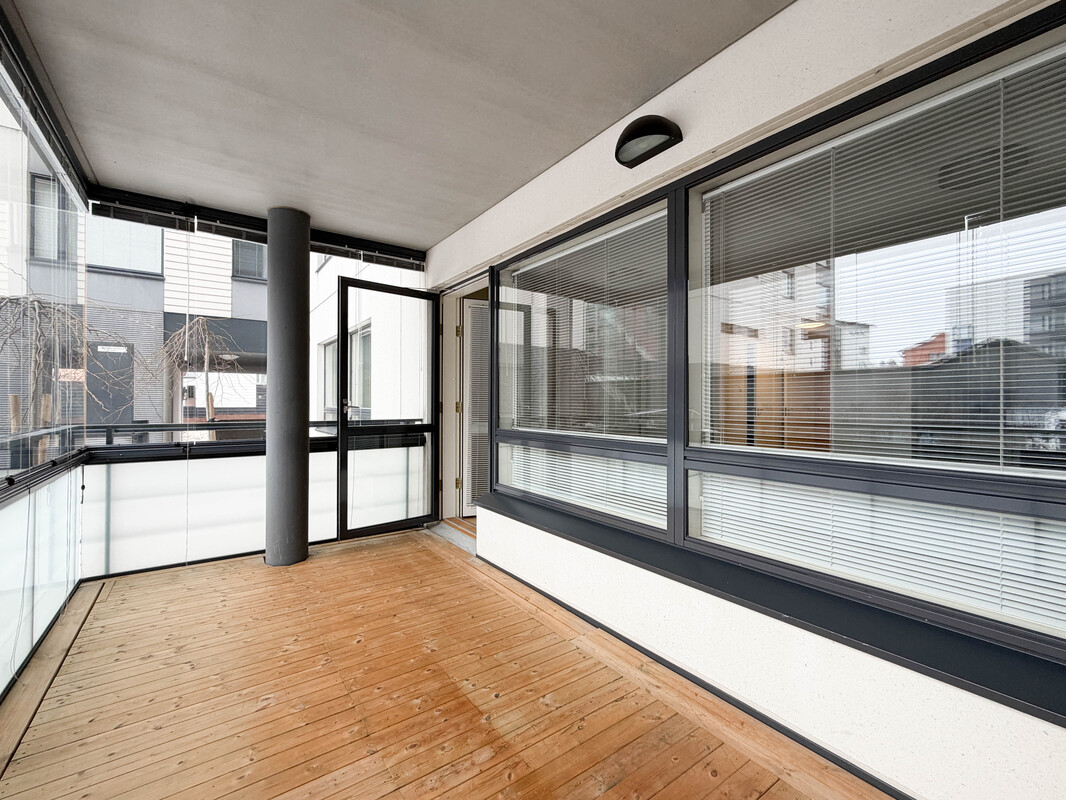 Suuri lasitettu terassiparveke.