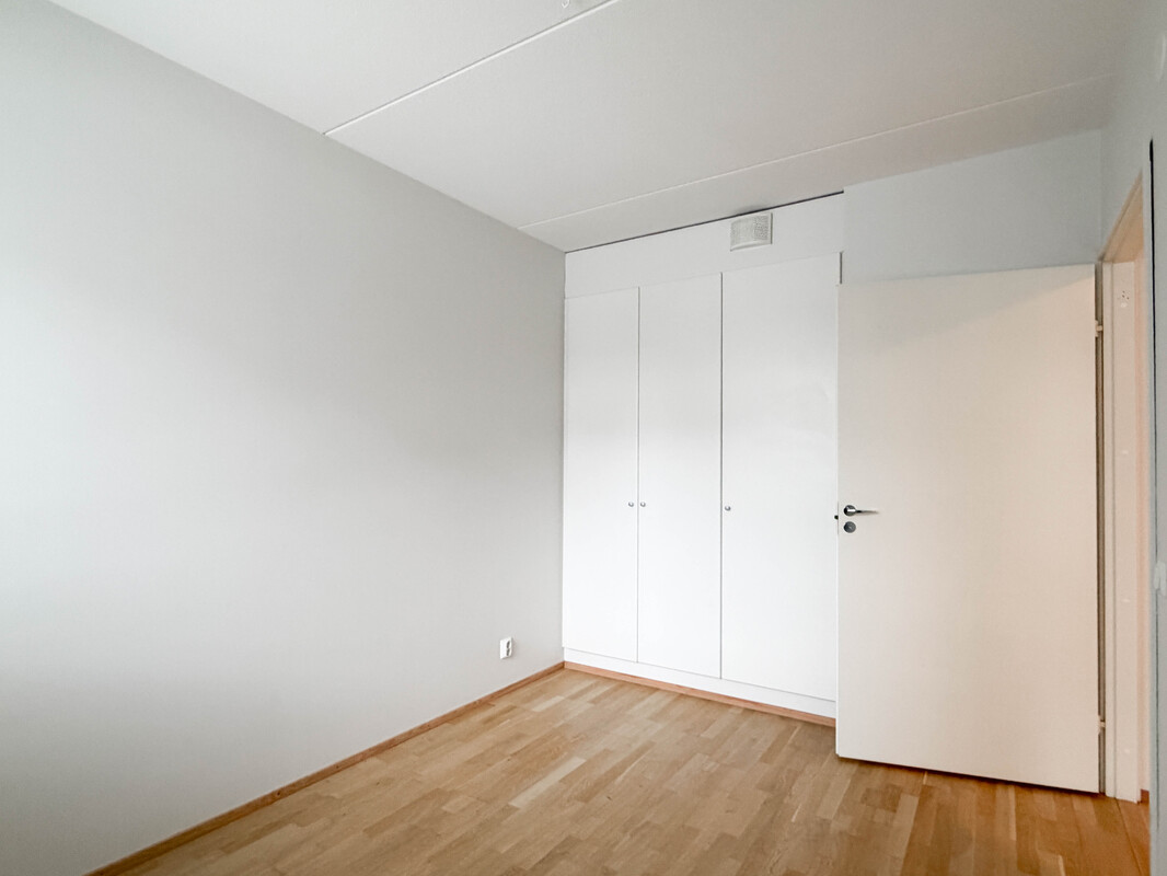 Makuuhuone jossa kaappitilaa mukavasti.