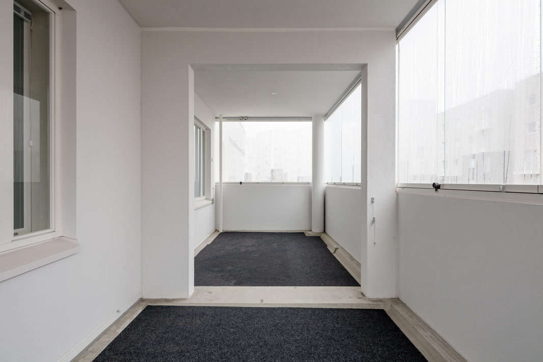 Olohuone jatkuu lasitetulle parvekkeelle