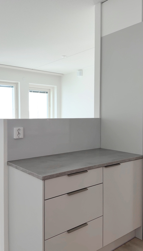 Saarekkeessa kaappi- ja laskutilaa