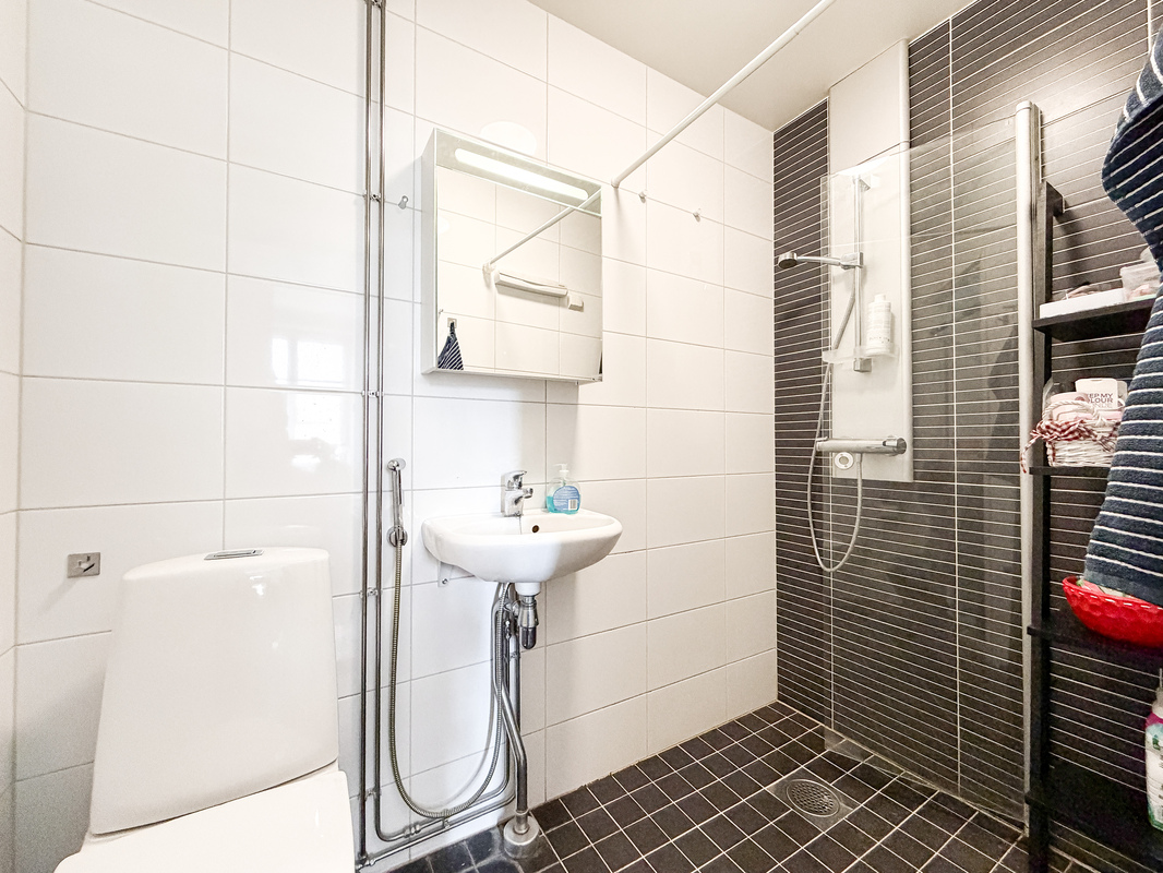 Kylpyhuoneessa pesukoneliitäntä