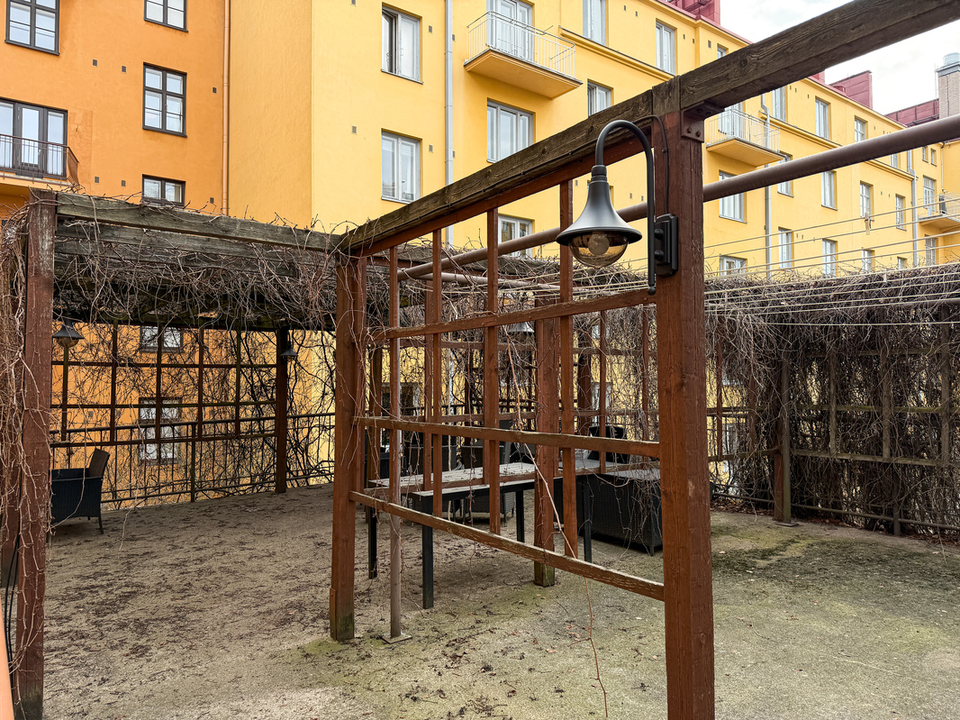 Taloyhtiön sisäpihalla kiva istuskelualue kesäisin