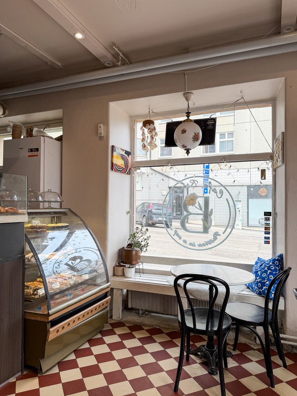 Alueella useita ihania kahviloita aivan vieressä