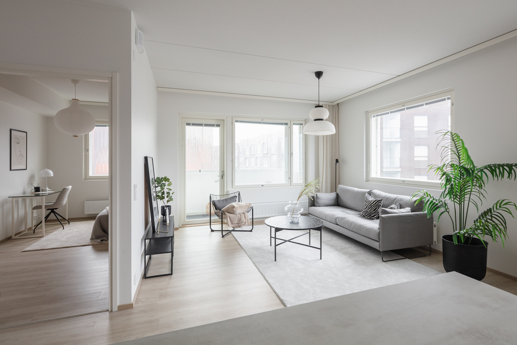 Avara olohuone jatkuu lasitetulle parvekkeelle