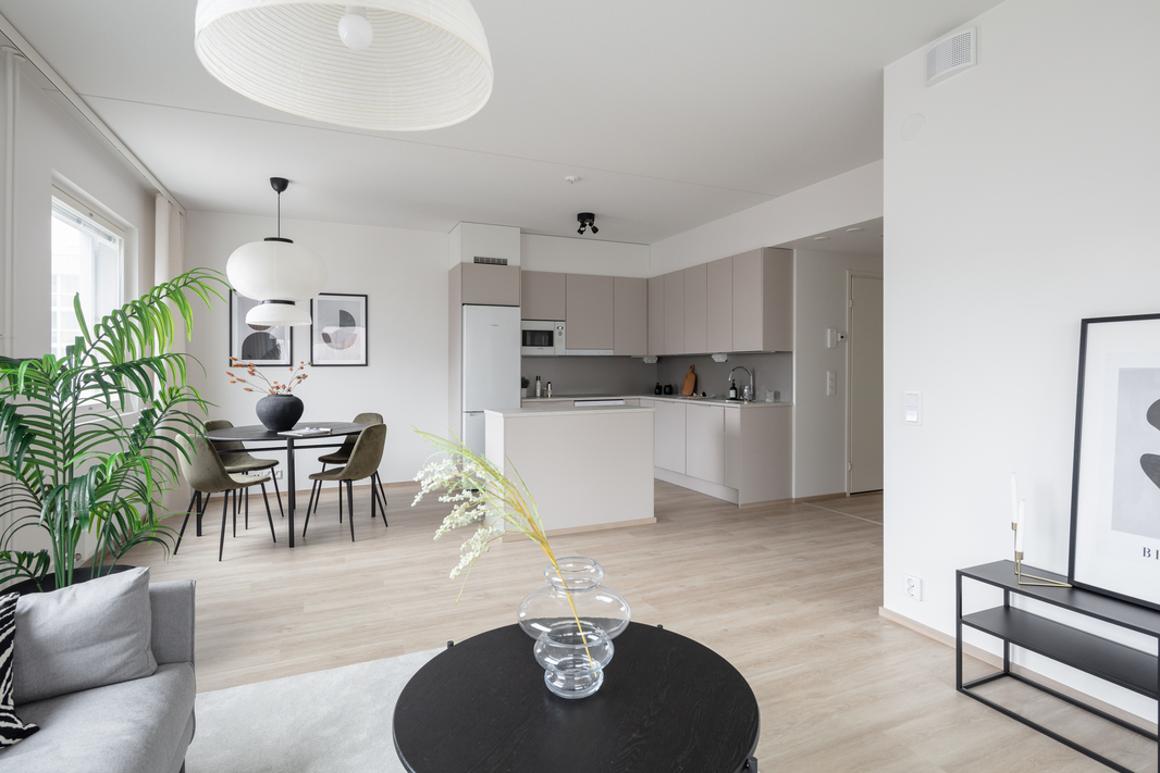 Moderni keittiö, jossa runsaasti kaappi- ja laskutilaa