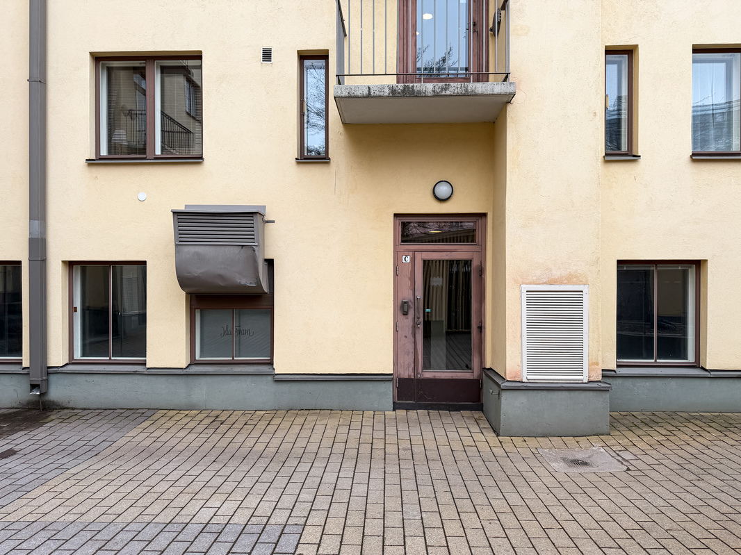 Käynti rappuun sisäpihan puolelta