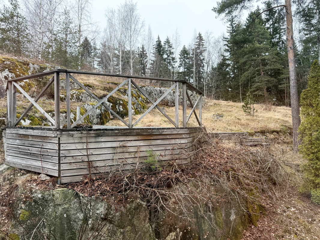 Näkymä molemmista yläkerran makuuhuoneista takapihalle