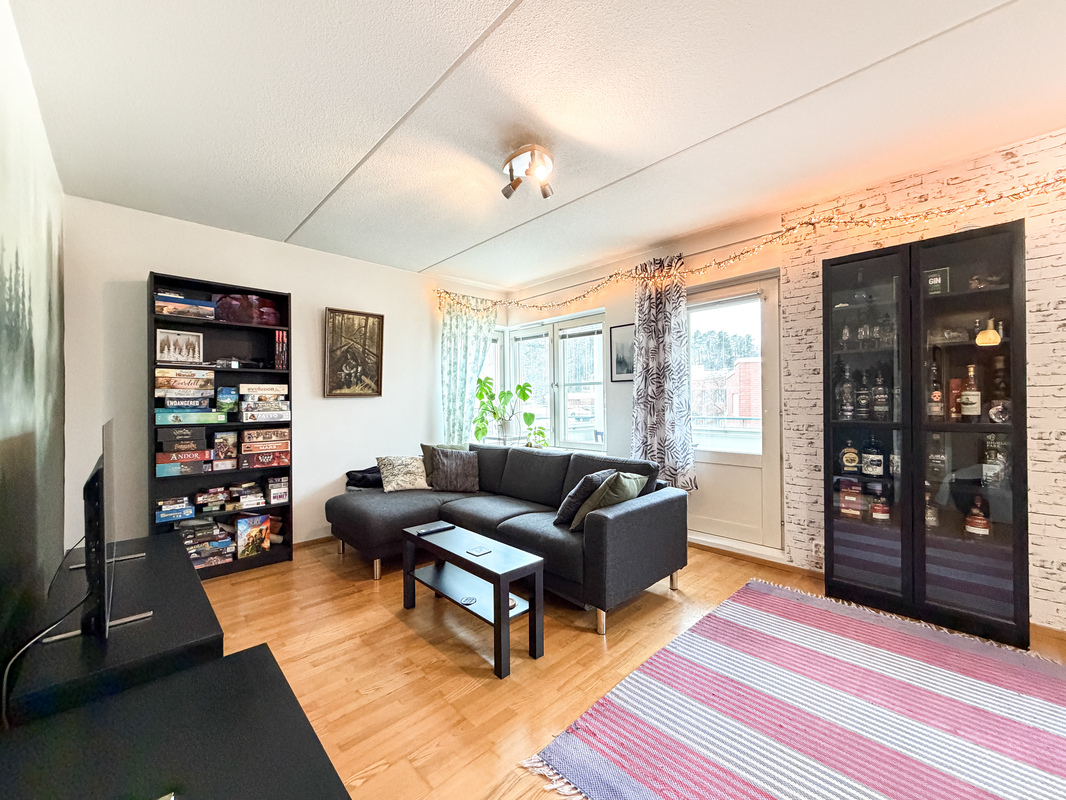 Olohuoneesta kulku lasitetulle parvekkeelle