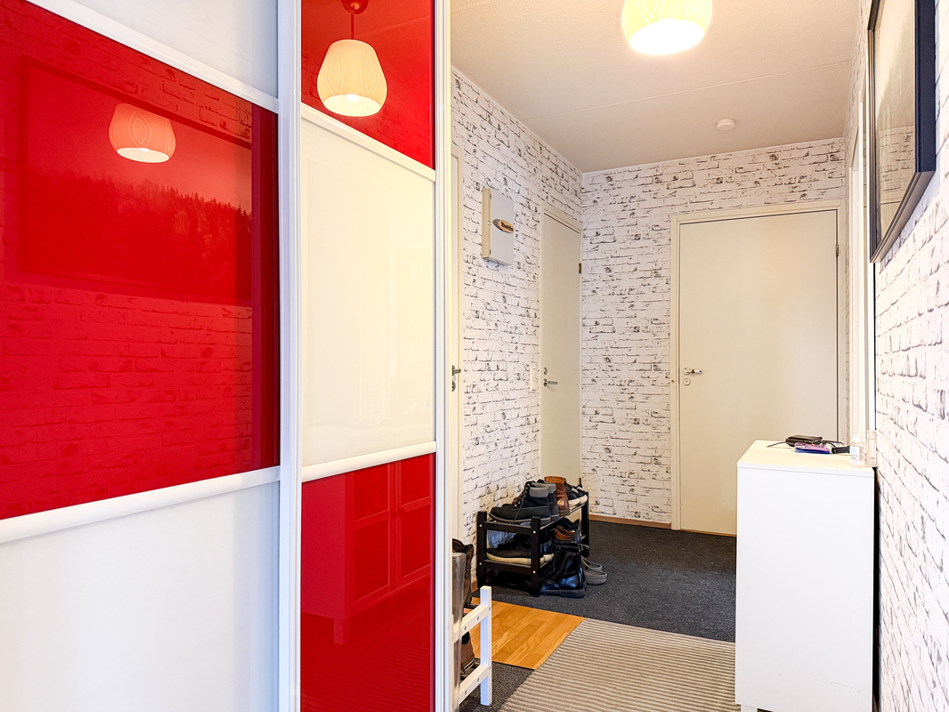 Eteisessä kaappitilaa