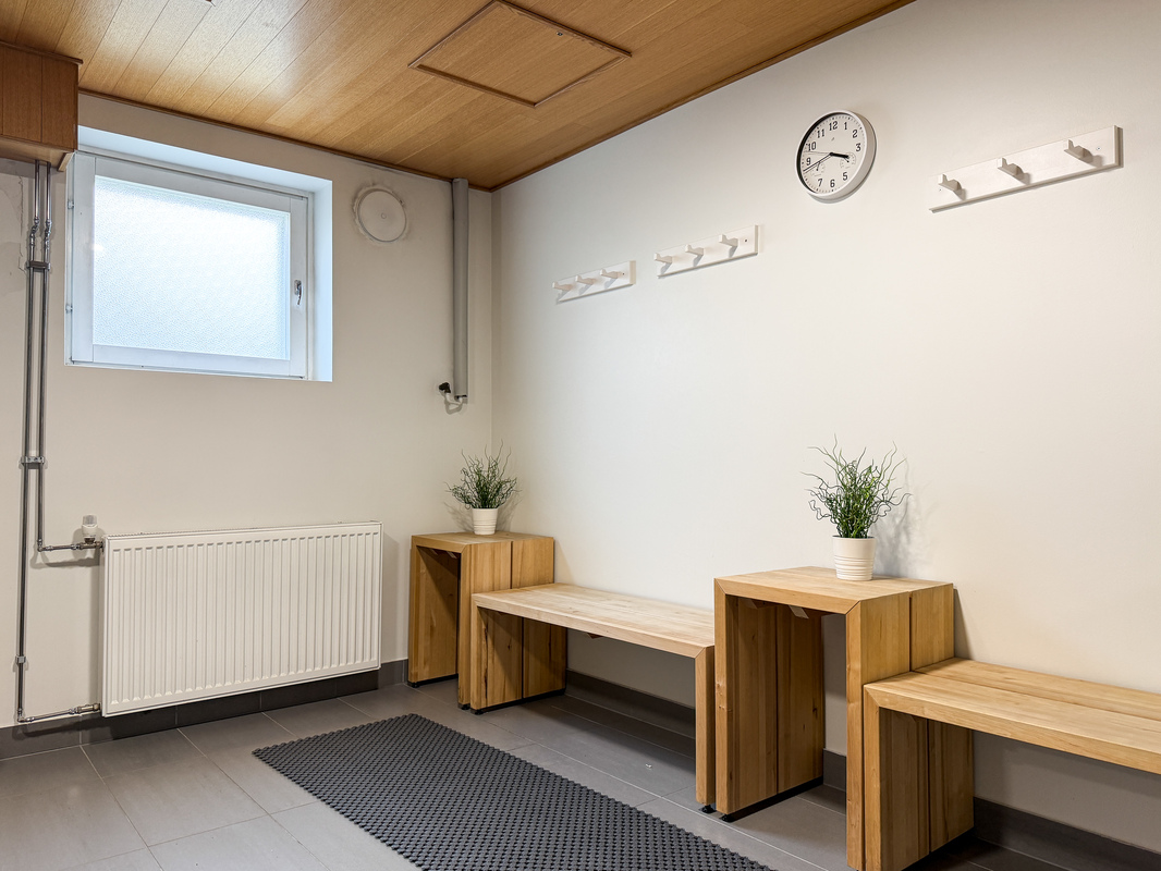 Taloyhtiön saunatilojen pukuhuone
