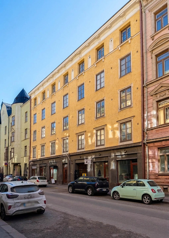 Kadunpuoleinen julkisivu.