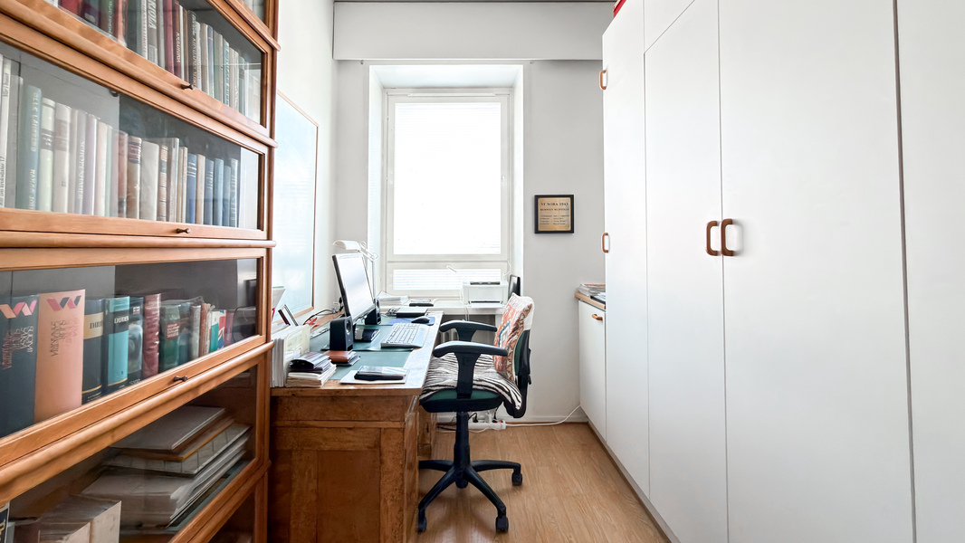 Oikealla puolella kiinteää kaappitilaa