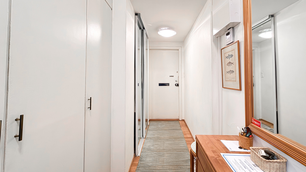 Tilava eteinen tarjoaa runsaasti kaappitilaa