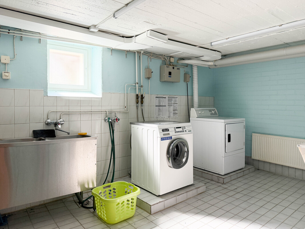 Taloyhtiön pesutupa.