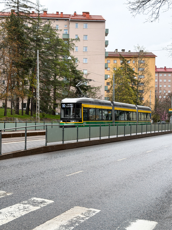 Ratikat ja bussit kulkevat aivan asunnon edestä