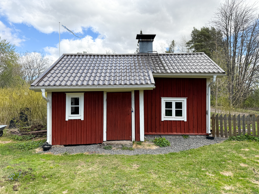 ulkona puulämmitteinen ulkosauna