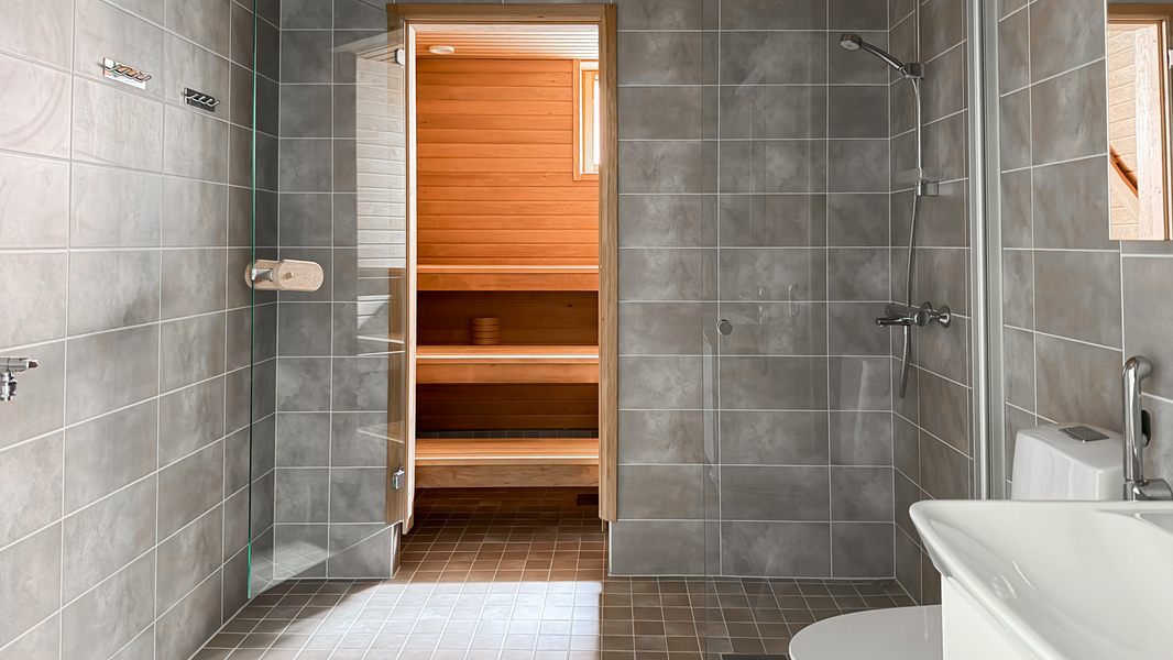 Spa-tasoinen kylpyhuone ja sauna