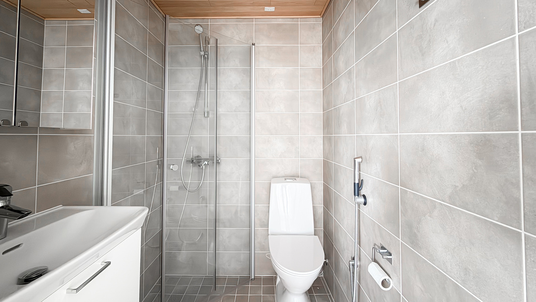 Erillinen kylpyhuone ja wc