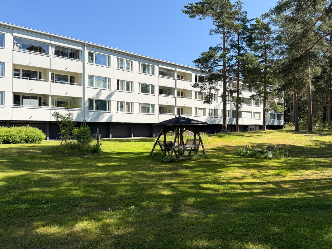 Taloyhtiön pihapiiri on puistomainen ja rauhallinen