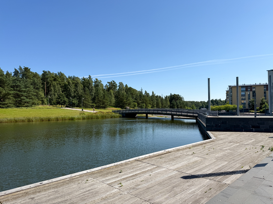 Näkymät asunnosta Uutelan kanavaan. Ulkoilumaastot tavoittaa hetkessä!