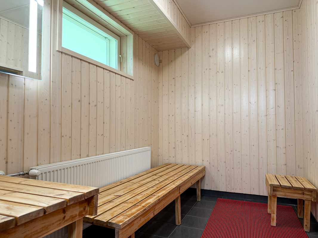Taloyhtiön saunatilojen pukuhuone