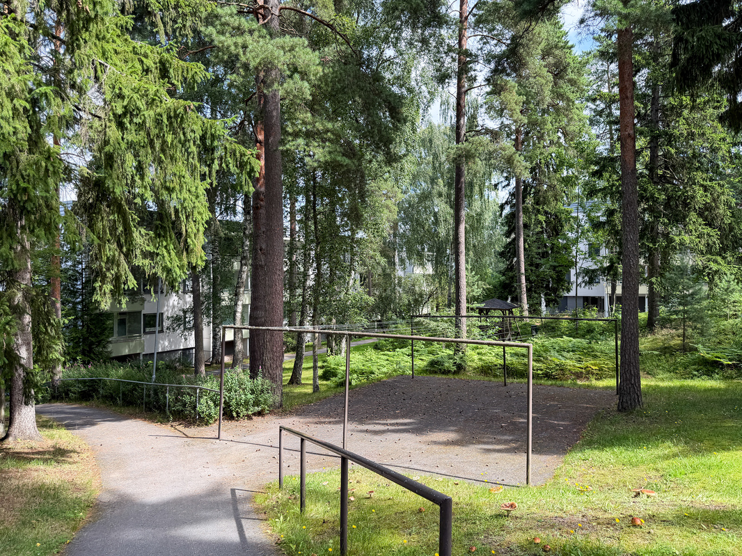 Taloyhtiön sisäpiha on vehreä ja puistomainen 