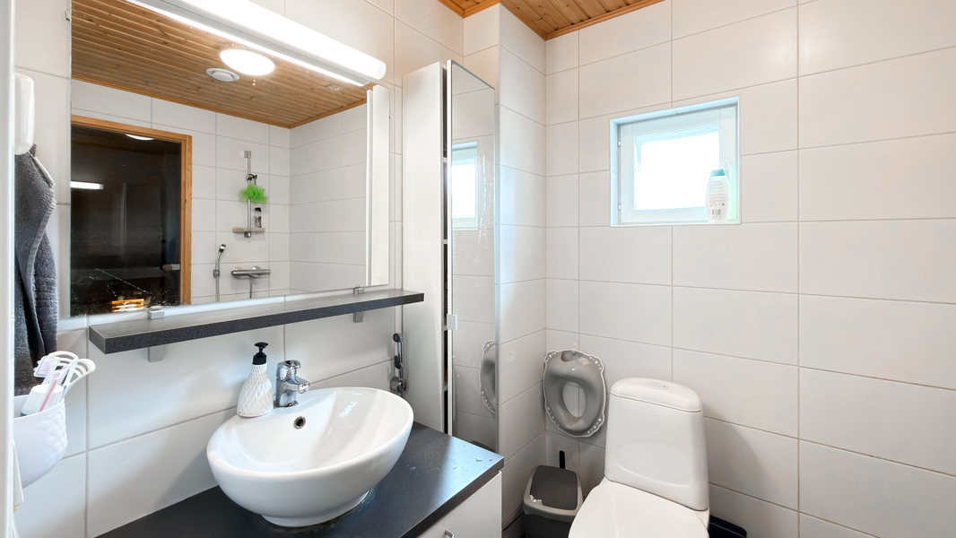 Yläkerran kylpyhuone ja sauna