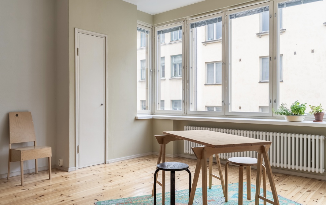 Upea erkkeri tarjoaa luonnonvaloa suurista ikkunoista