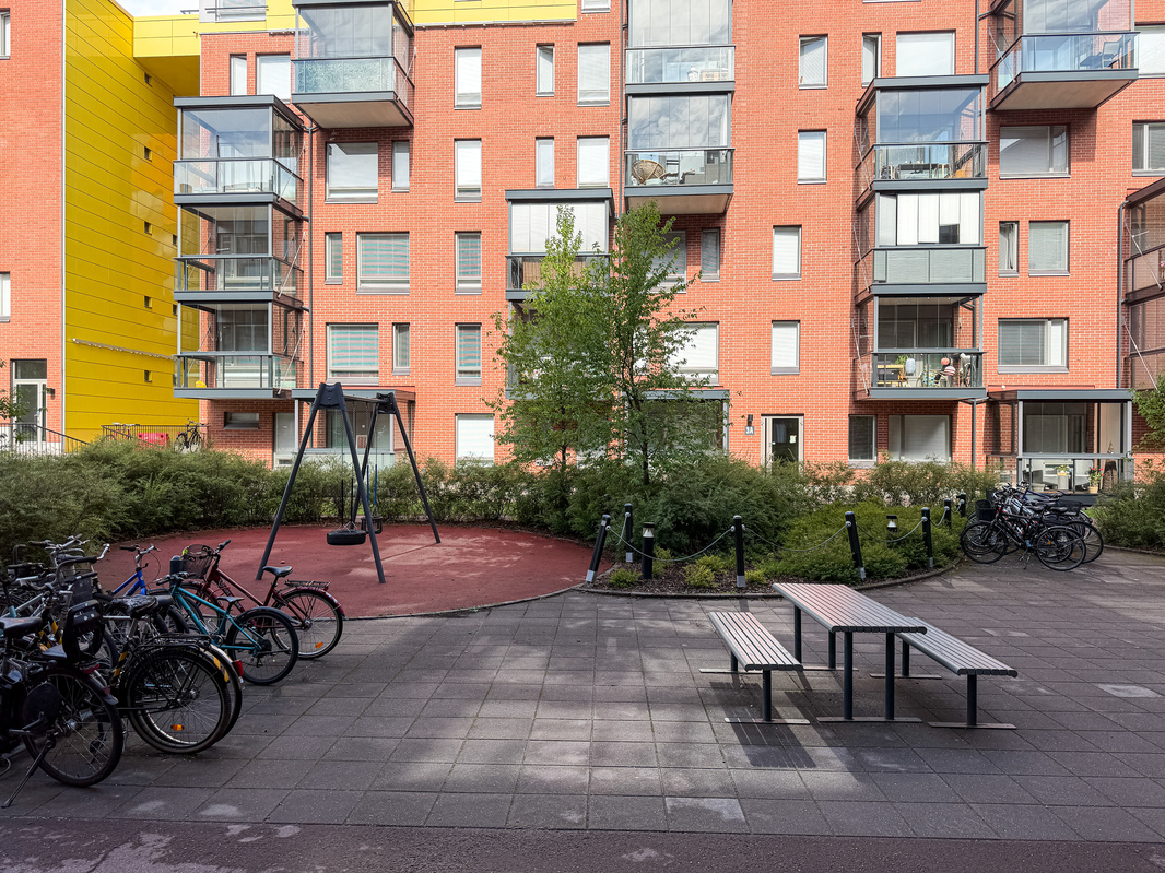 Näkymä parvekkeelta sisäpihalle