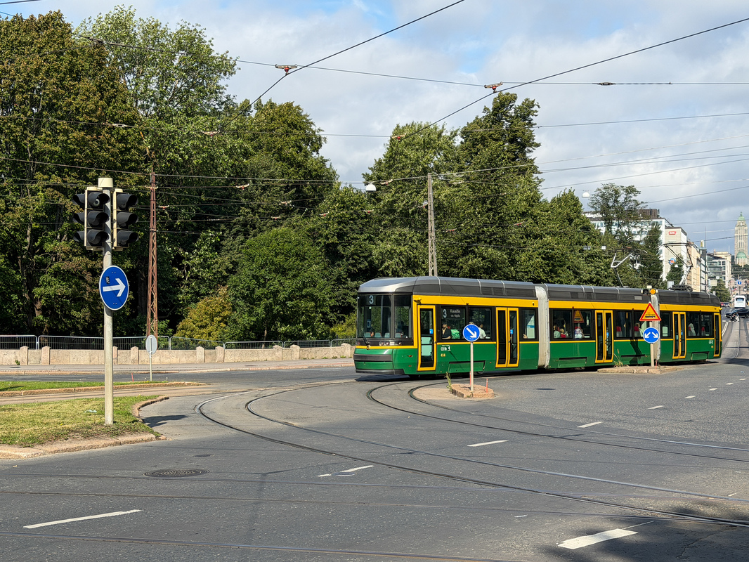 Vierestä kulkevat ratikat ja bussit