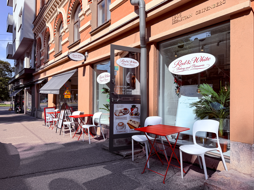 aivan kulman takana useampi kahvila/ravintola