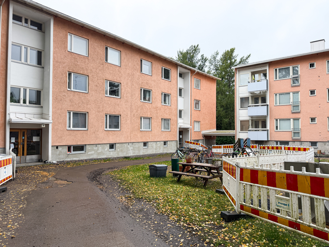 Taloyhtiössä on käynnissä salaojaremontti pihalla. Tämä ei vaikuta asumiseen.