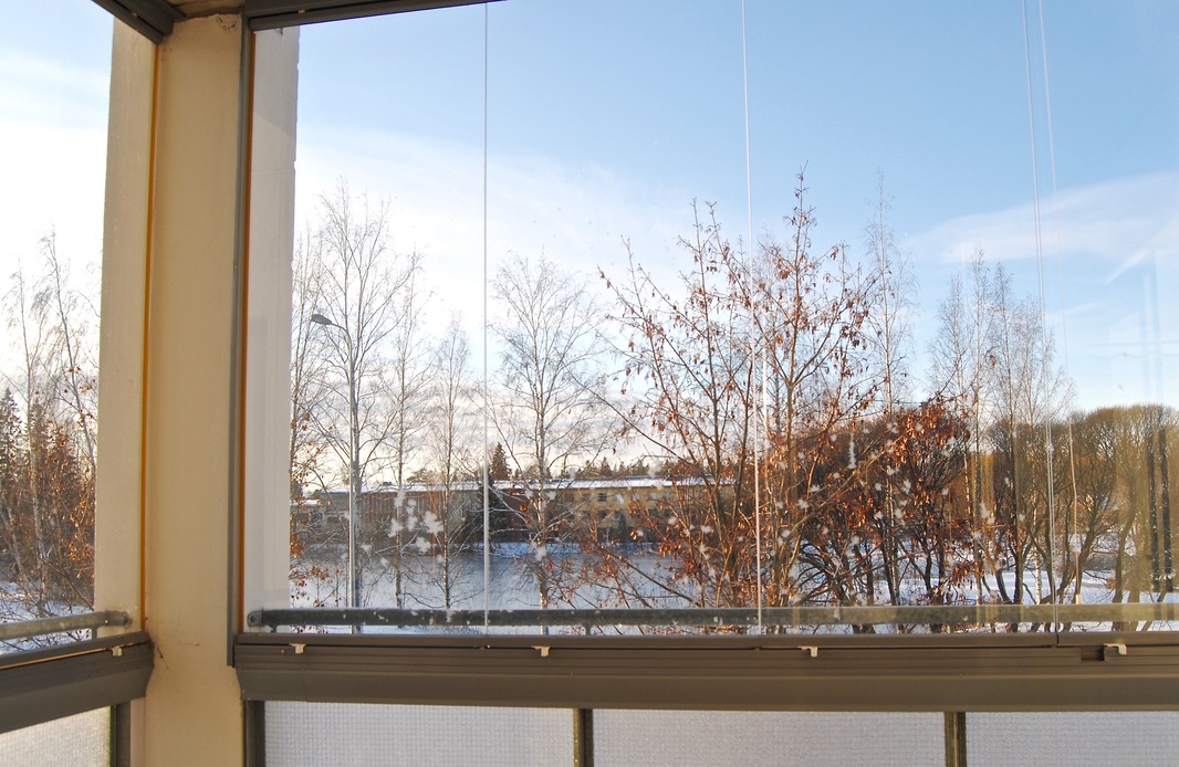 Lasitettu parveke on Jokelan lammen suuntaan.