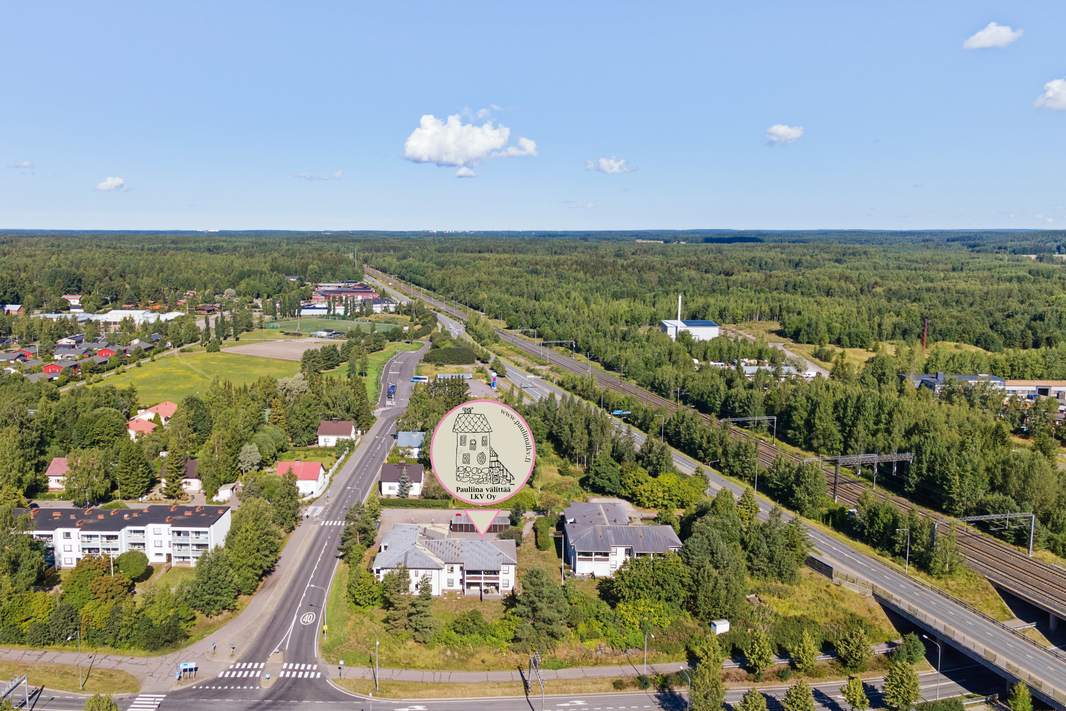 Hämeenlinnan moottoritielle n. 10 min, Lahden moottoritielle n. 15 min.