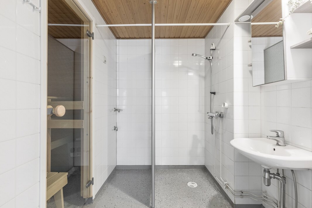 Kylpyhuoneessa on tilaa pyykinpesukoneelle.