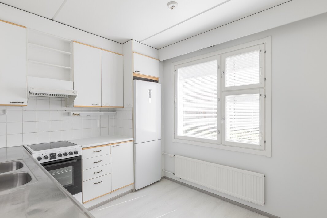 Keraaminen liesi kuuluu varustukseen.