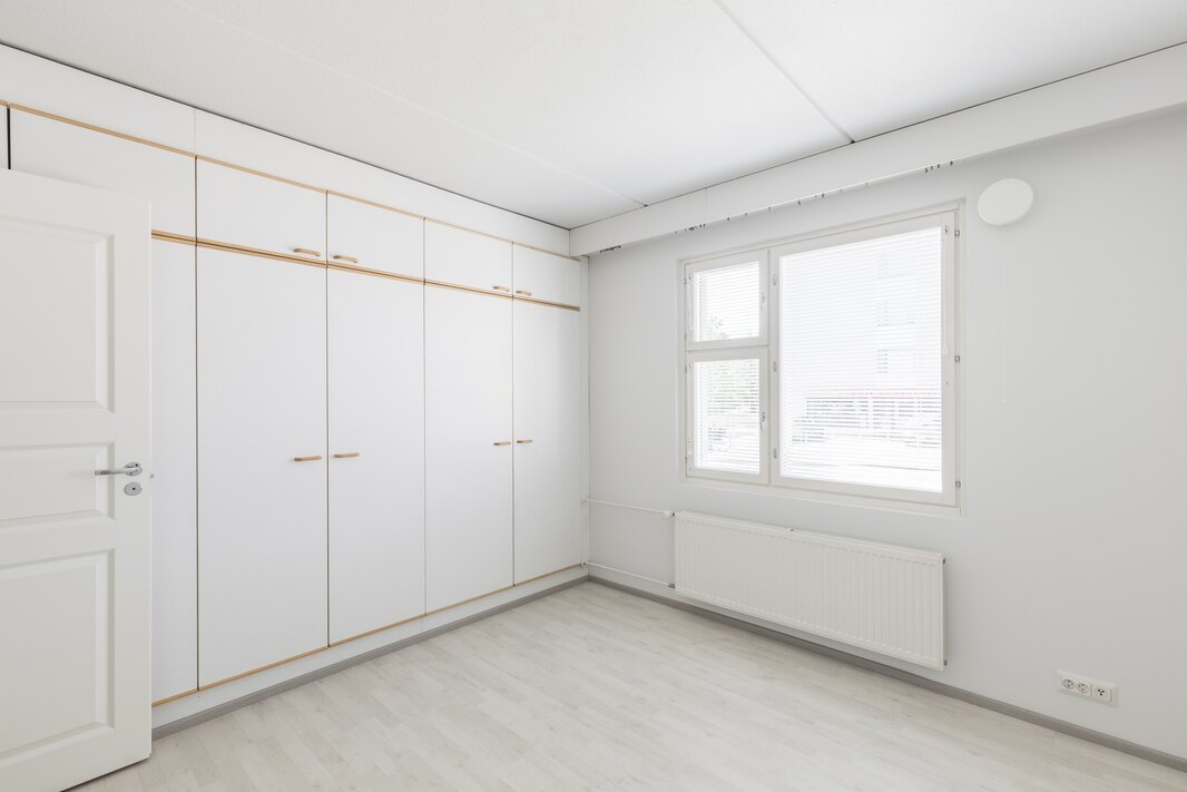 Makuuhuoneessa on kaapistot