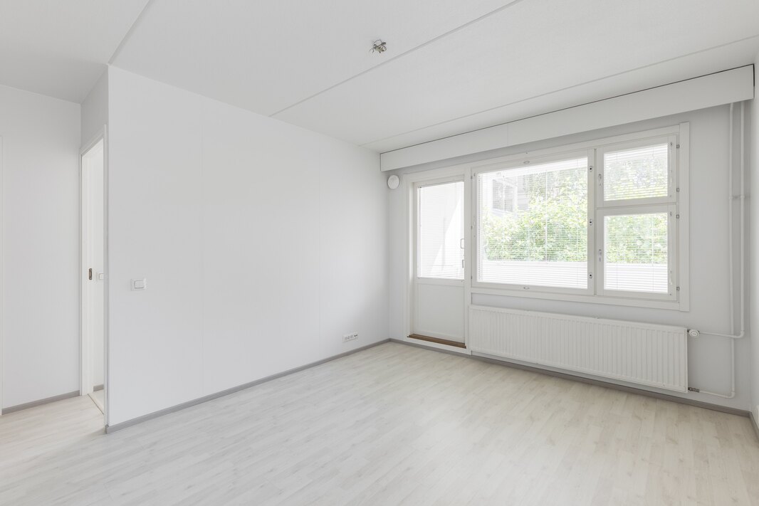 Olohuoneesta on käynti lasitetulle parvekkeelle.