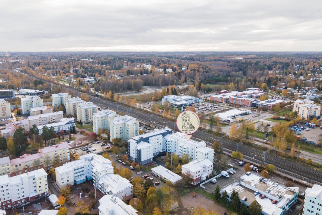 Keravan keskustan palvelut n. 1 km. Citymarket n. 700 m, Prisma n. 630 m.