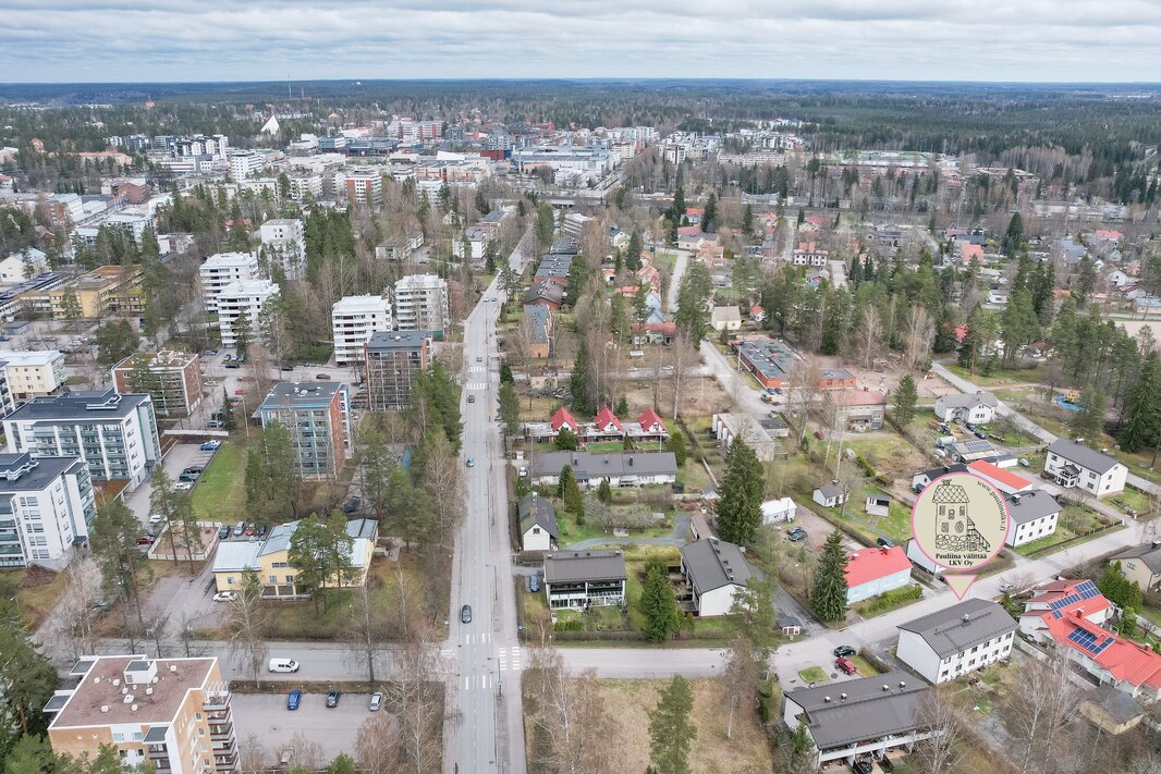 Junalle on matkaa n. 1,1 km. Laurea n. 550 m, Kipinä-lukio n. 1 km.