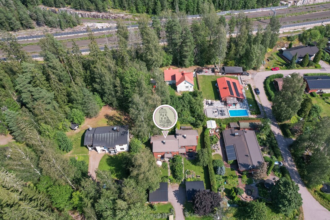 Lähin päiväkoti n. 1km, Saunakallion koulu n. 1,3 km.