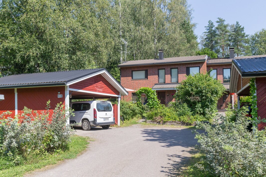 Huoneistolle kuuluu kahden auton katos, jossa myös kylmä varasto.