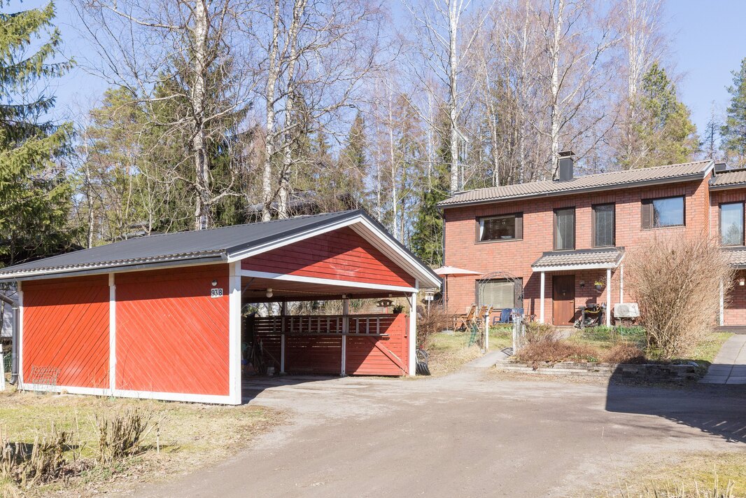 Huoneistolle kuuluu kahden auton katos, jossa myös kylmä varastotila.