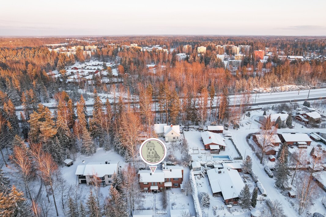 Lähin päiväkoti n. 1km, Saunakallion koulu n. 1,3 km.