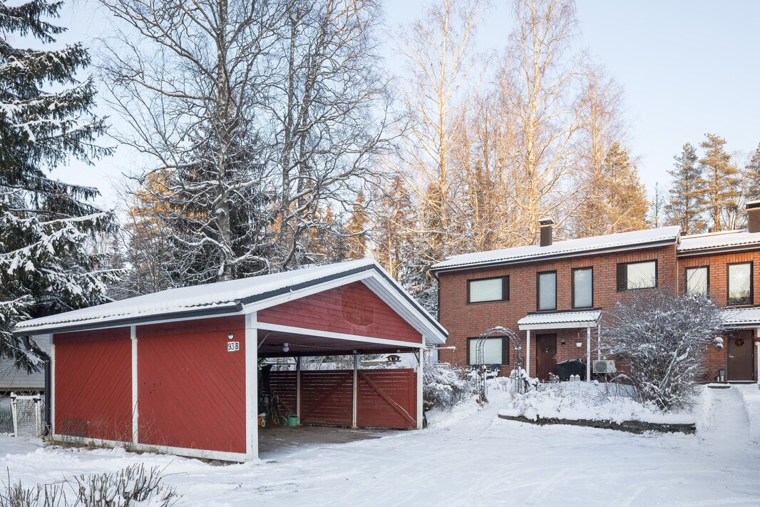 Huoneistoon kuuluu kahden auton autokatos.