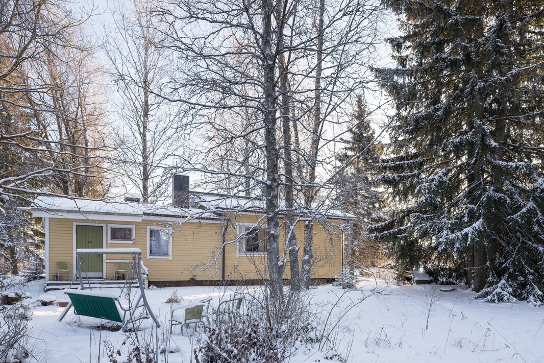 Kiinteistöllä on kaksi purkukuntoisena myytävää rakennusta.