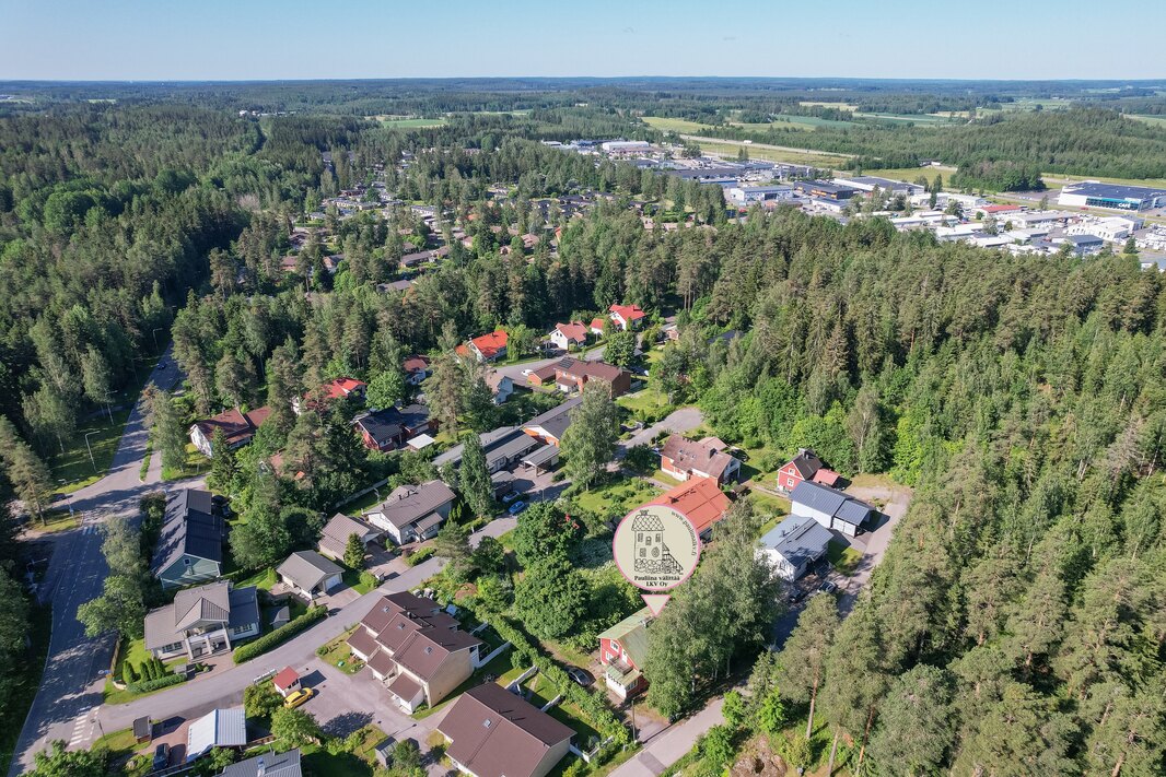 Hyvinkään juna-asema n. 3,6 km.