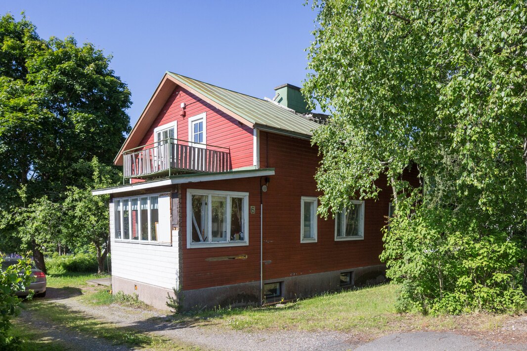 Tontilla on purkukuntoinen n. 1950 rakennettu talo.