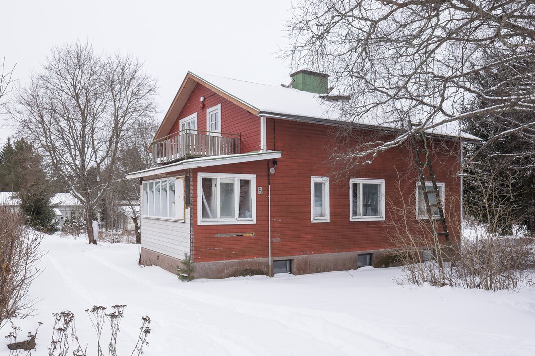 Asuinrakennus on purkukuntoinen.